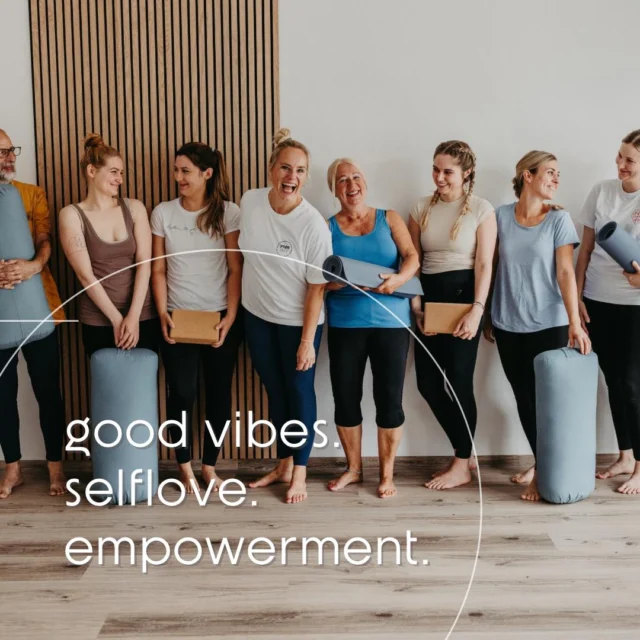 Willkommen auf der Matte, du wunderbarer Mensch! 🩵

Hier bei yoga ahoi dreht sich alles um „good vibes, selflove und empowerment“. 

Jeder Atemzug ist eine Einladung, dich selbst zu umarmen und zu erkennen, wie viel du wert bist.
Du bist einzigartig und kraftvoll – vergiss das nie! In unseren Sessions wirst du lernen, deine innere Stärke zu entfalten und die Grenzen, die du dir selbst gesetzt hast, zu sprengen. Gemeinsam schaffen wir einen Raum, in dem du dich entfalten und wachsen kannst.

Jeder Tag ist eine neue Chance, dein bestes Ich zu entdecken. Du hast die Fähigkeit, alles zu erreichen, was du dir vornimmst. Lass uns diese Reise gemeinsam antreten und die positiven Vibes in dein Leben bringen!

Zusammen tauchen wir in die Welt des modernen Yoga ein. Neben meinen Kursen für die verschiedensten Yogaarten findest du kreative Events und einzigartige Retreats - das Ganze in Kombination mit einer lockeren Atmosphäre , viel Spaß und jemanden, der sich zu 100% auf dich einlässt.

Sei bereit, dich selbst zu lieben und zu ermächtigen. Du bist es wert! ✨🧘‍♀️💖