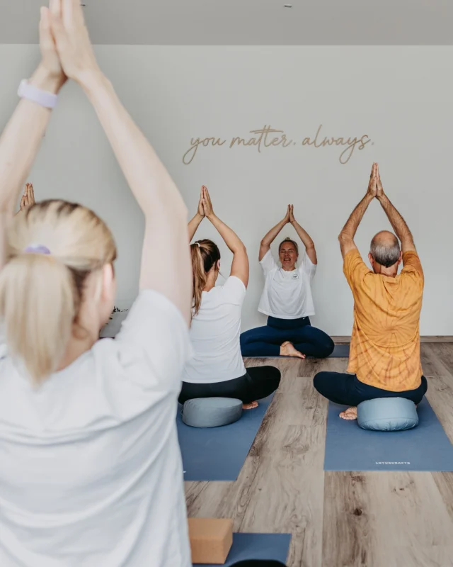Osterpause = Energie tanken 🪫➡️🔋

Ich nutze die kleine Auszeit, um neue Kraft zu sammeln und bald wieder mit voller Power auf der Matte zu stehen ✨
Ich wünsche euch eine ebenso erholsame Zeit & ganz viel Selfcare!

Ab Mai starten meine neuen Yoga-Kurse – bist du dabei? 🧘‍♀️
Ob Hatha Yoga, Hatha meets Yin, After Work Yoga, Vinyasa Flow oder Morning Yoga – es wartet eine bunte Mischung auf dich!

Ich freu mich jetzt schon riesig, das Studio wieder prall gefüllt zu sehen – die Energie, die Gemeinschaft, der Flow… einfach unbezahlbar! 🤗

Jetzt anmelden & Platz sichern – let’s flow together!

#yoga #yogastudio #neuekurse #hathayoga #hathameetsyin #hathavinyasayoga #yogalover #yogaaesthetic #yogaphotography #yogainstructor #yogainspo