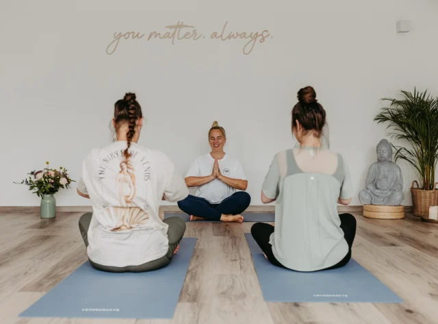 Atme ein… und tu so, als wär das Wochenende schon ewig lang. 😉
Selfcare heißt manchmal: Einfach mal die Matte ausrollen, den Kopf ausschalten und wieder bei sich ankommen. Weniger Bildschirm, mehr Bauchgefühl! 😌

Ende Mai gibt’s noch ein paar frische Yoga-Kursreihen – wer mitatmen will, kann sich jetzt noch auf yogaahoi.com anmelden! 🤗

#yoga #yogamatte #yogapractice #yogaanfänger #yogaphotography #wholesome #relax #breath #yogalover #happysoul #yogagirls #lifeisgood #selfcare #achtsamkeit #