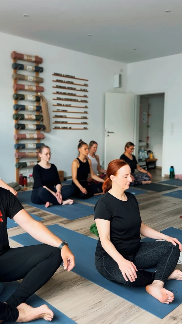 Zusammen auf der Matte. Zusammen über uns hinausgewachsen. Was in dieser Gruppe entstanden ist, lässt sich kaum in Worte fassen – Vertrauen, Tiefe, echtes Miteinander. @studio44___ @bold_bright_yoga @innerflowyoga

👉 Die nächste Ausbildung startet 2026 – neugierig? Dann komm zur Infoveranstaltung am 17.08. um 16:30 Uhr (vor Ort oder online).

Infos 👉 yogaahoi.com

#yogateachers #yogateachertraining #yogalehrer #yogalehrerausbildung #yogateachertobe #yoga #asana #gemeinschaft #community #power #together #strongmind #celle #hannover #heidekreis #chance